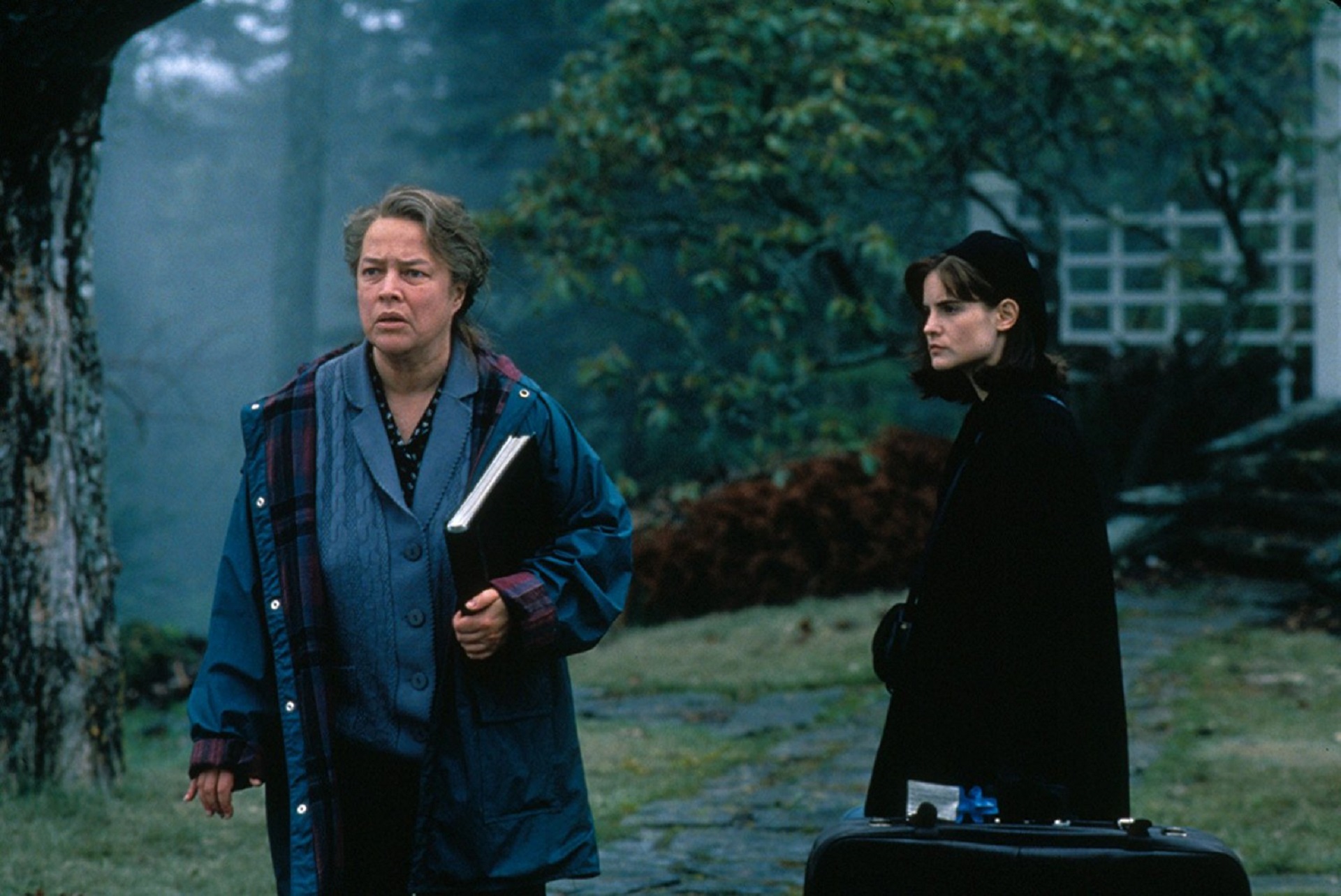 Kathy Bates mit Jennifer Jason Leigh in Dolores; Copyright: Columbia Pictures / Warner Home Video