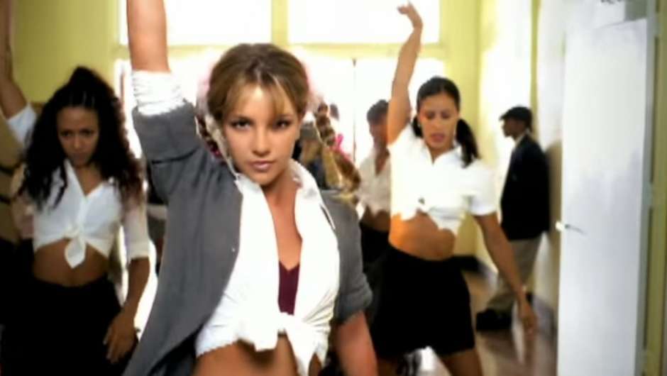 Britney Spears im Musikvideo zu "Hit Me Baby One More Time"