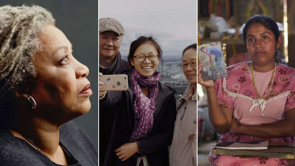 Toni Morrison, eine junge chinesische Frau mit ihren Eltern, eine Mexikanerin, die ein Bild eines jungen Mannes hochhält 