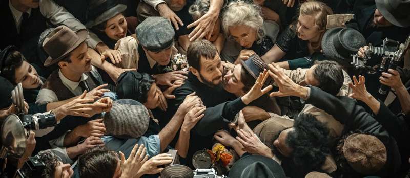 Filmstill zu Ein Leben für die Menschlichkeit - Abbé Pierre (2023) von Frédéric Tellier
