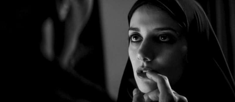 A Girl Walks Home Alone at Night von Ana Lily Amirpour