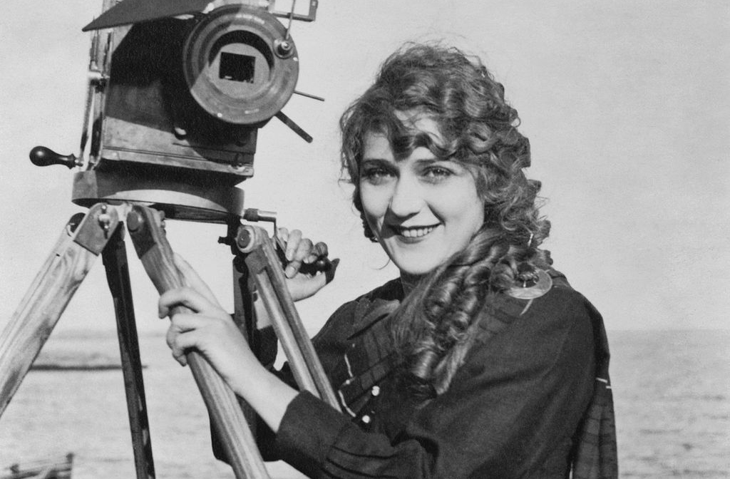 Mary Pickford mit Filmkamera; Library of Congress / Public Domain