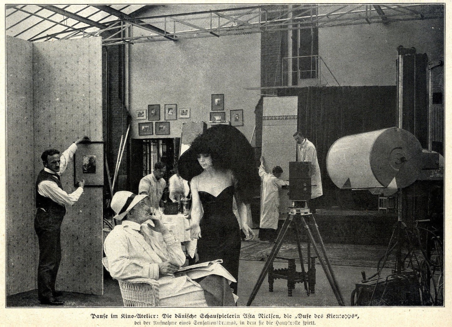 Asta_Nielsen_im_Kino-Atelier,_1912.jpg