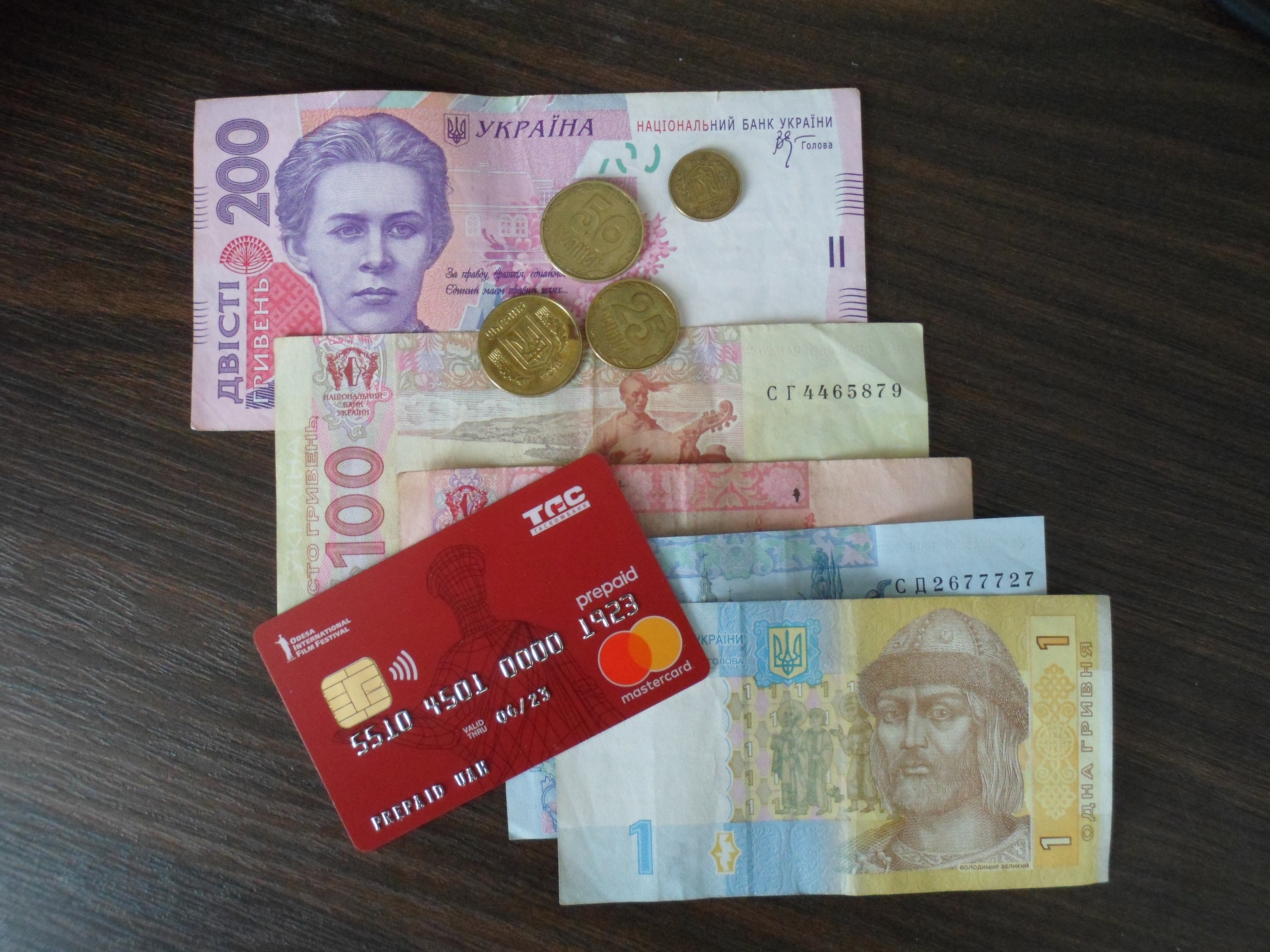 Ukrainisches Geld und Festivalkarte; Foto: Falk Straub