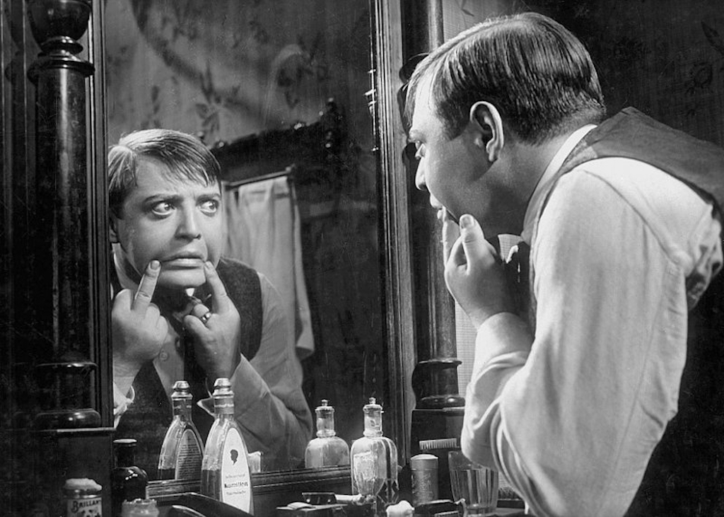 Peter Lorre blickt in den Spiegel