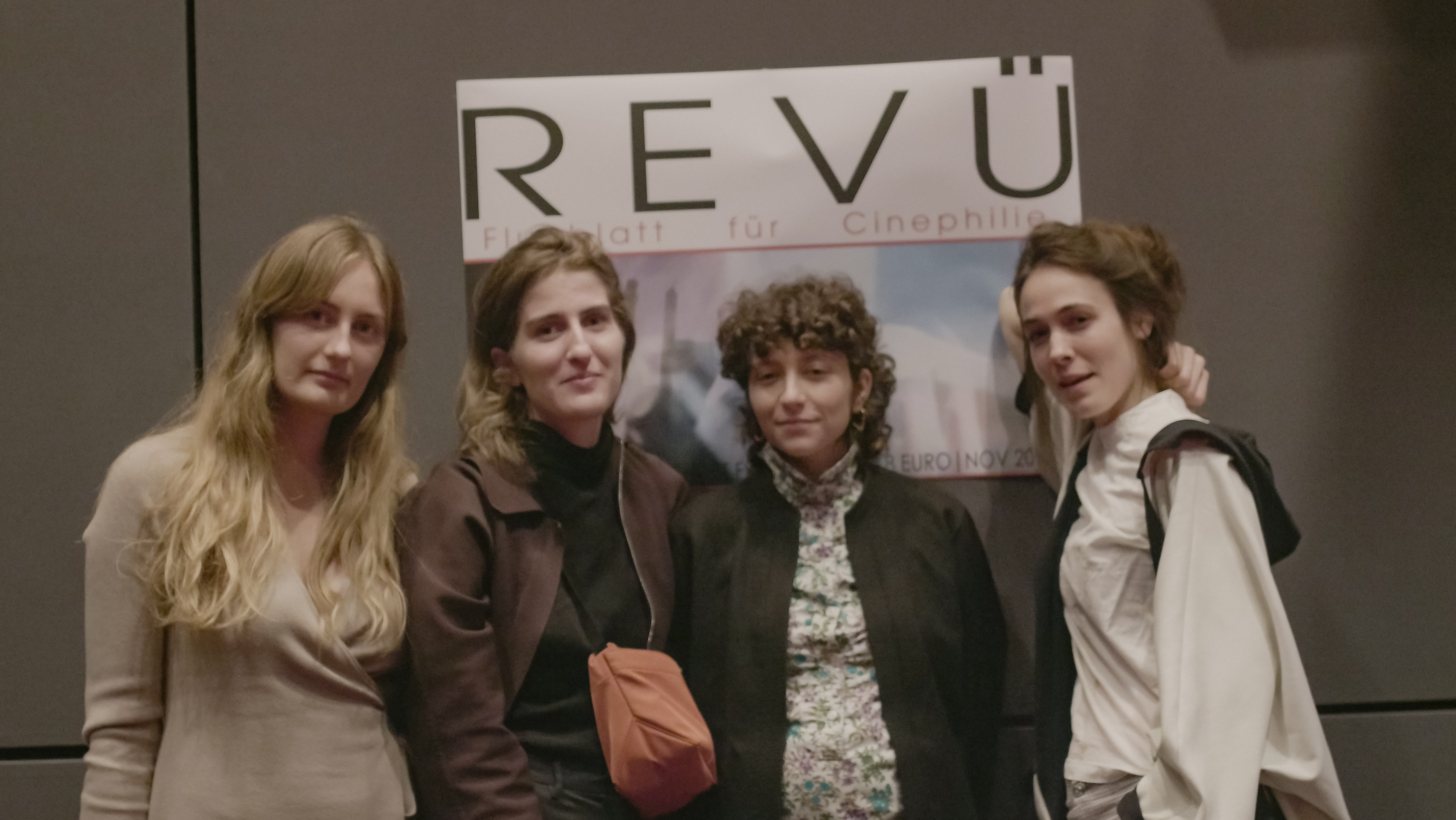 Das Team: Johanna Seggelke, Carlotta Wachotsch, Lili Avar & Sarah Daisy Ellersdorfer; © REVÜ