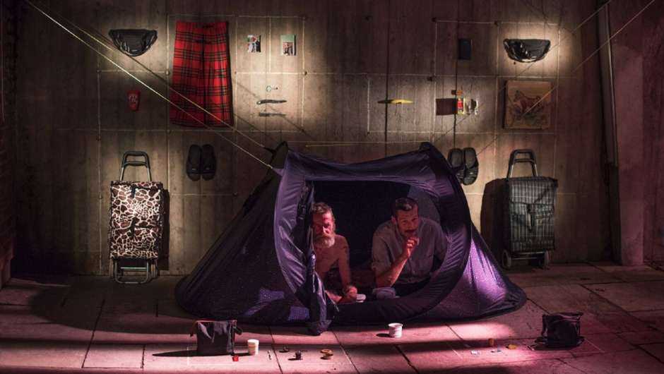 Zwei Männer im Zelt