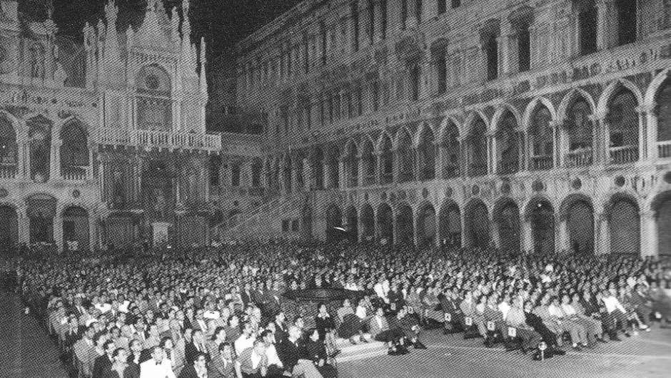 Zuschauer des Filmfestivals Venedig im Palazzo Ducale 1947