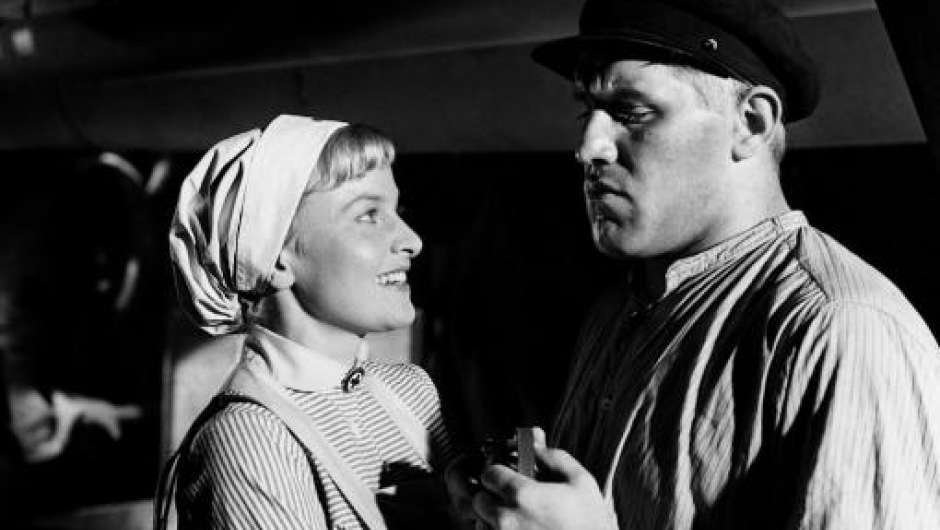 Eine Frau mit Kopftuch und ein Mann, schwarz-weiß Fotografie