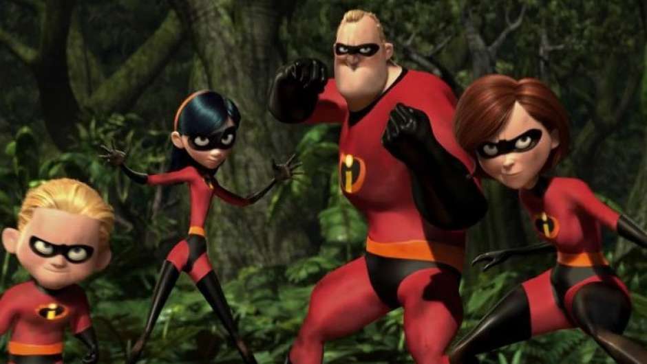 Ein Junge, ein Mädchen, ein Mann und eine Frau in rot-schwarzen Superheld*innen Kostümen