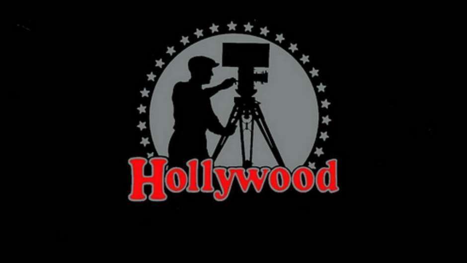 Hollywood-Schriftzug in rot, dahinter ein Kameramann in schwarz