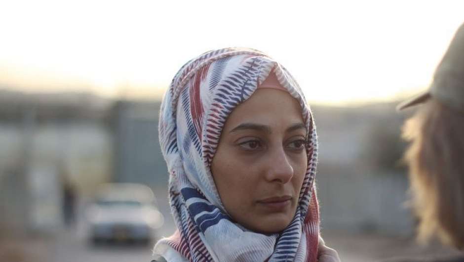 Eine Frau mit Kopftuch