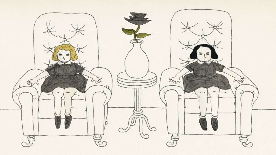 Gezeichnet, zwei Frauen auf zwei Sesseln nebeneinander