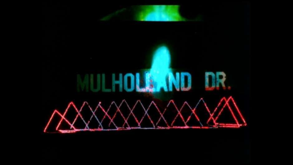 Titelkarte von Mulholland Drive mit Kratzmuster