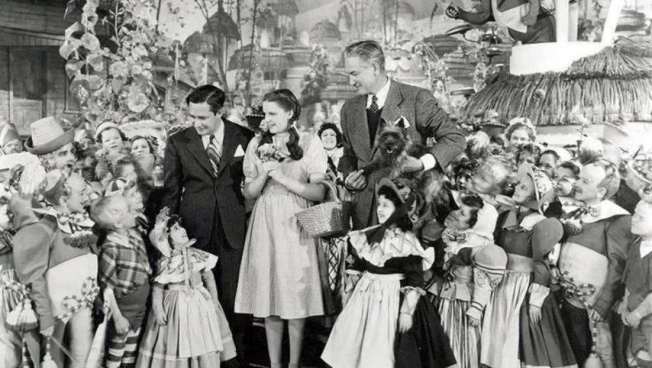 Mervyn Leroy, Judy Garland und Victor Fleming am Set von "Der Zauberer von Oz"