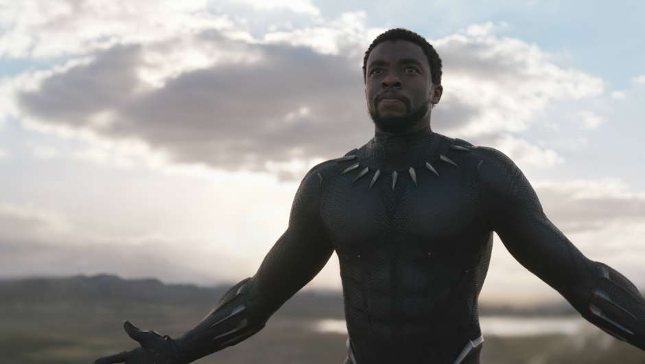 Black Panther streckt seine Arme aus