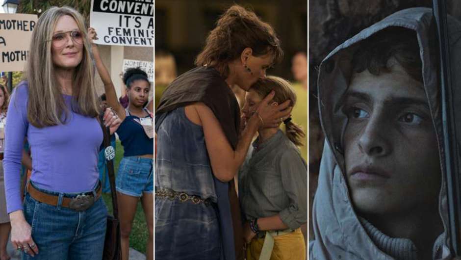 Eine Frau mit langen grauen Haaren in einer feministischen Protestbewegung, eine Mutter, die ihr Kind auf den Kopf küsst, ein Junge mit Hoodie in der Nacht