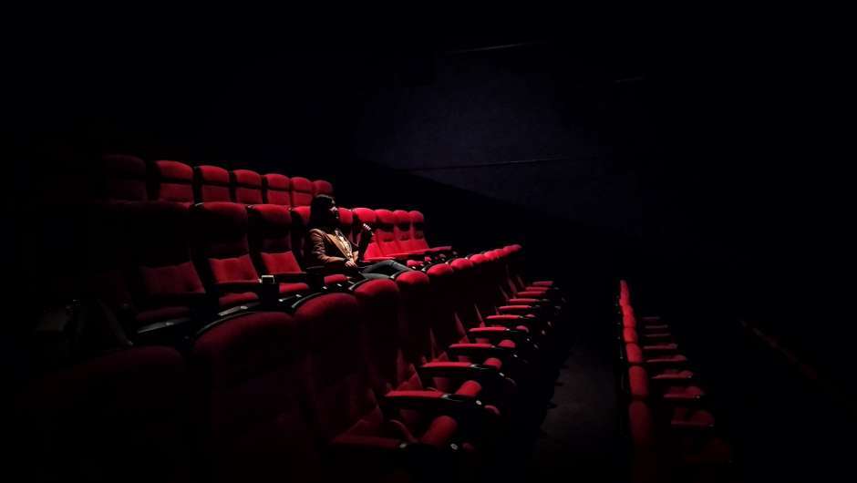 Eine einzelne Person in einem Kinosaal