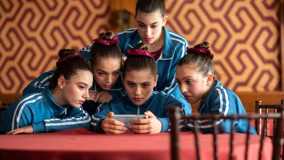 Filmstill zu The Gymnasts (2022) von Cosima Spender und Valerio Bonelli