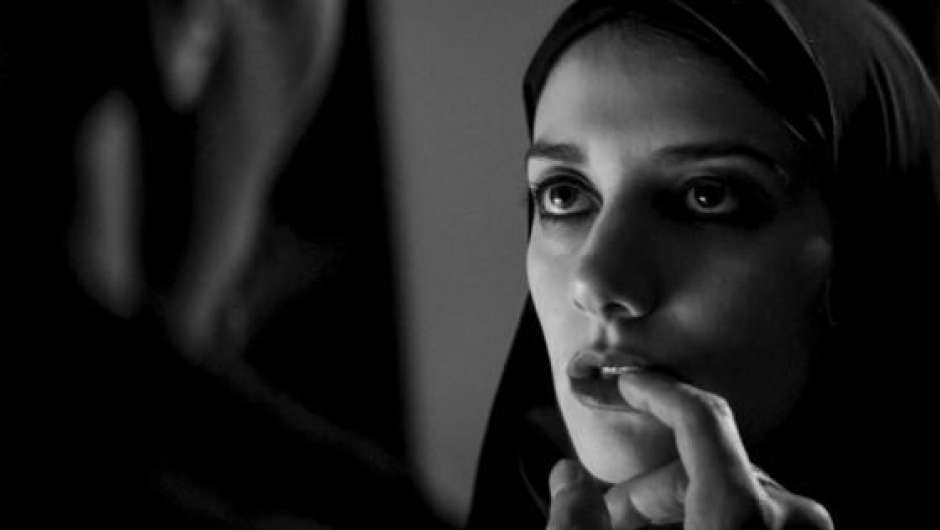 A Girl Walks Home Alone at Night von Ana Lily Amirpour