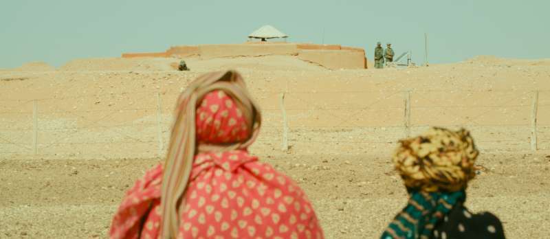 Exodus (2017) von Hank Levine - Tarcha und Tochter an der Mauer der besetzten Gebiete in der West-Sahara