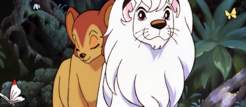 Filmstill aus "Jungle Emperor Leo - Der Kinofilm". Ein weißer Löwe und eine Löwin laufen durch den Urwald.