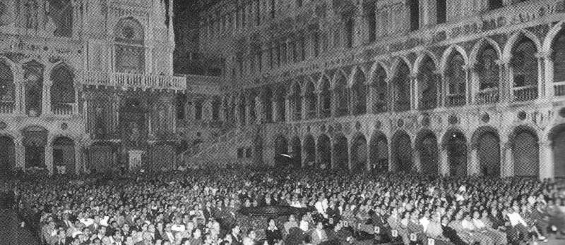Zuschauer des Filmfestivals Venedig im Palazzo Ducale 1947