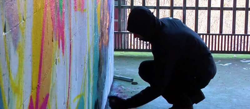 Filmstill zu Banksy and the Rise of Outlaw Art (2020) von Elio Espana