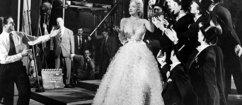 Marlene Dietrich trägt Dior in "Die rote Lola"