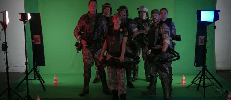 Das Filmteam am Set zu "Aliens: Last Stand"