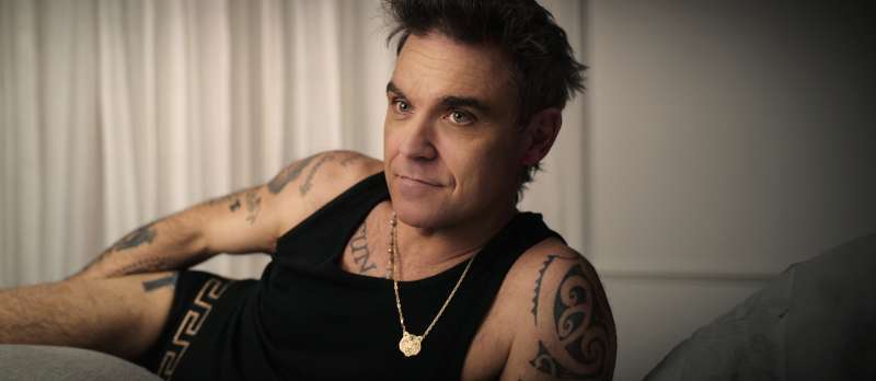 Filmstill zu Robbie Williams (Dokuserie, 2023) von Joe Pearlman