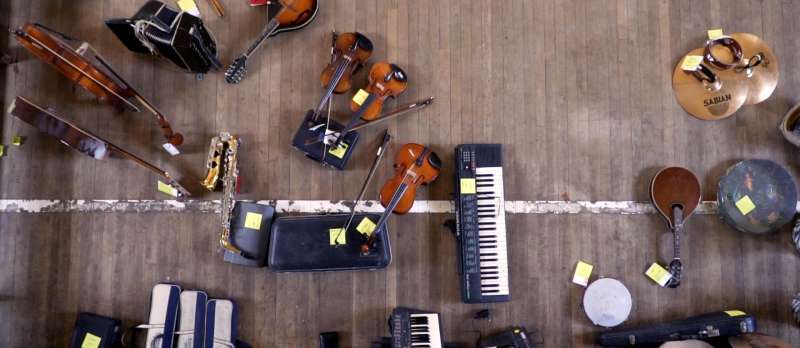 Filmstill zu Das Orchester – That Orchestra with the Broken Instruments (2021) von Yuval Hameiri, Michal Vaknin 