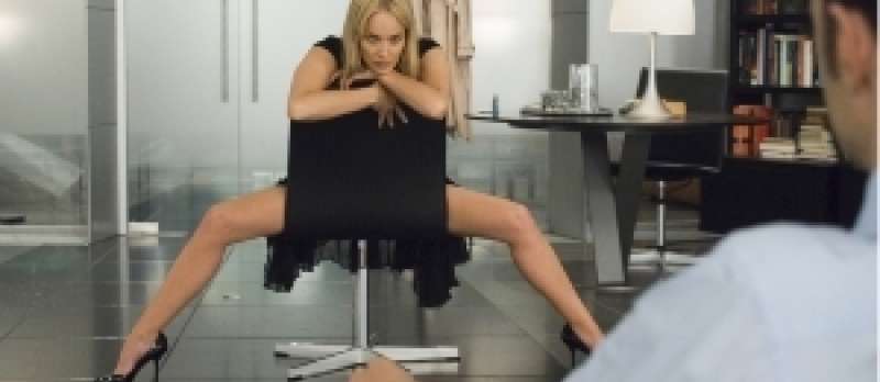 Basic Instinct 2: Catherine Tramell (Sharon Stone) in altbekannter Pose