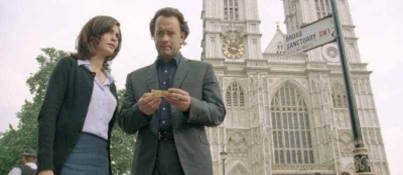 Sophie Neveu (Audrey Tautou) und Robert Langdon (Tom Hanks) folgen den Spuren bis in die Londoner Westminster Abbey.